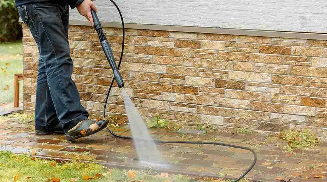4 Reasons to Outsource Your DIY House Wash to a Professional
